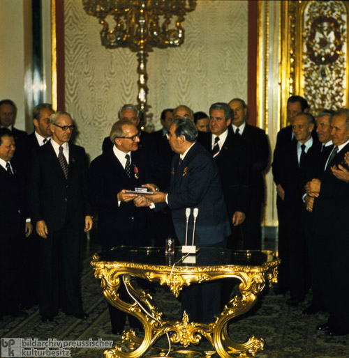Im Jekaterinensaal des Moskauer Kreml überreicht Breschnew Honecker den Orden der Oktoberrevolution (1. November 1977) 